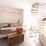 Fresh Renovated Maisonette Close To The