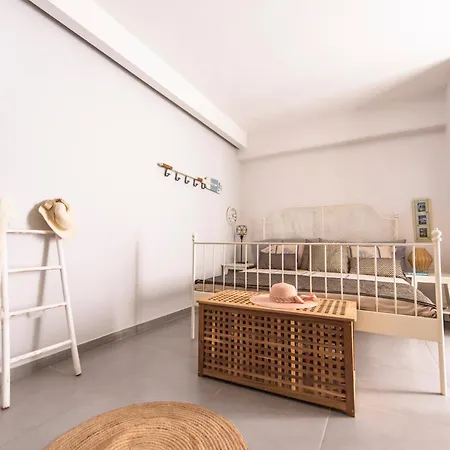 Fresh Renovated Maisonette Close To The *