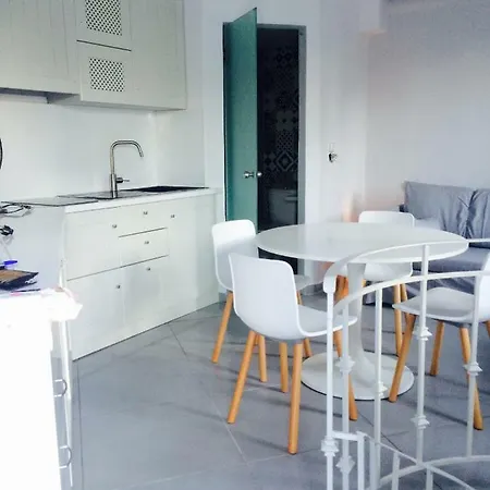 Fresh Renovated Maisonette Close To The Πλατύς Γιαλός