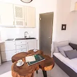 Fresh Renovated Maisonette Close To The 公寓