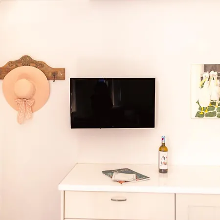 Fresh Renovated Maisonette Close To The * Platis Yialos