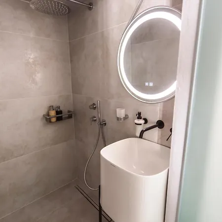 Fresh Renovated Maisonette Close To The Appartement